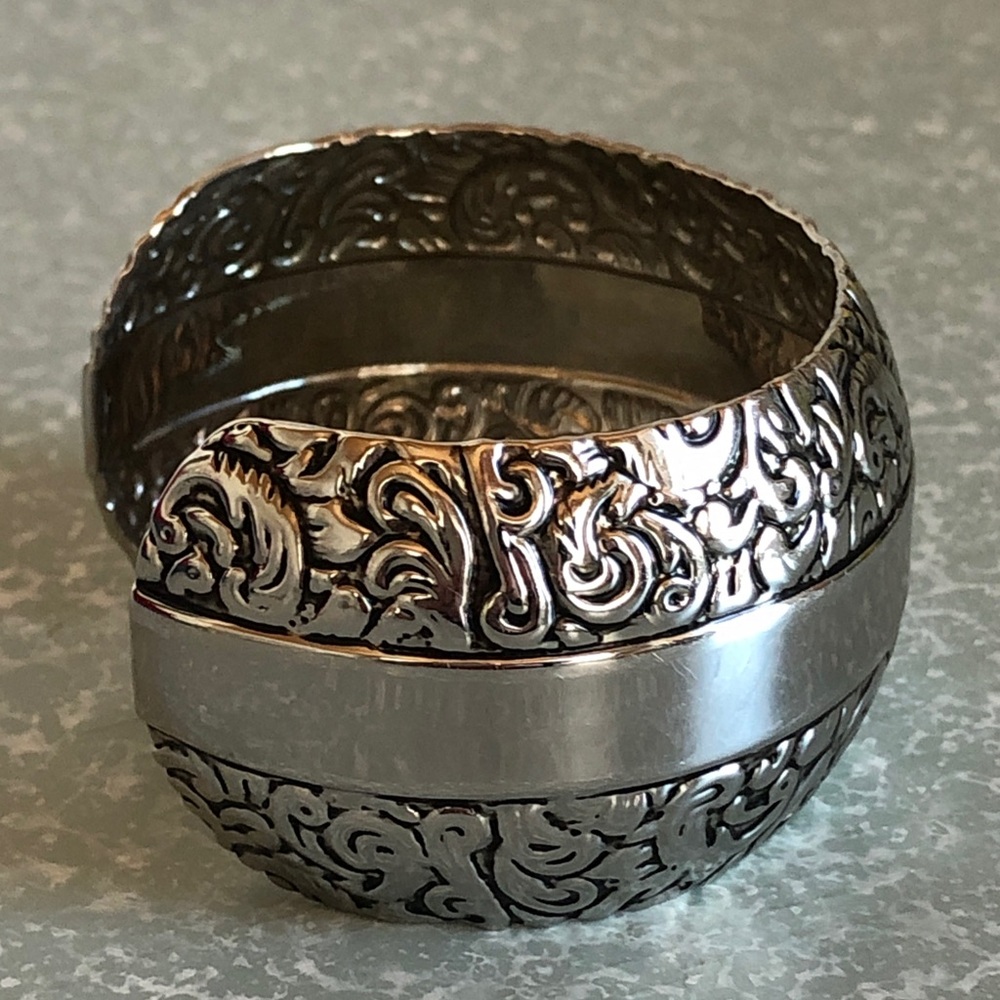 Embossed Silver cuff bracelet - Picture 5 of 6